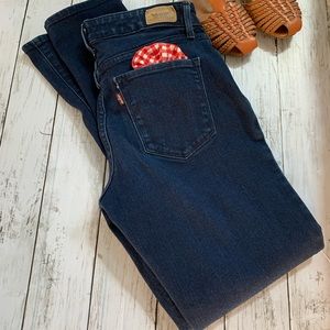 Levi’s Hi-Rise-Skinny Dark blue.